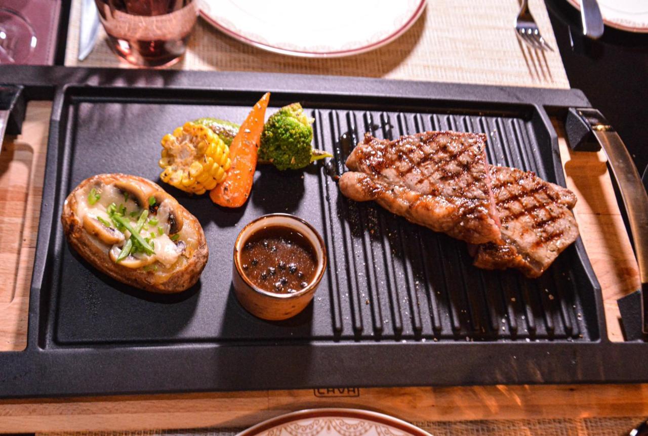 Century Marina Hotel - Lusail Exterior foto A steak prepared on a griddle